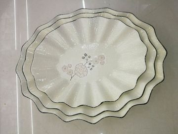 Ensembles blancs de vaisselle de porcelaine de style coréen avec le modèle traditionnel de décoration de fleur